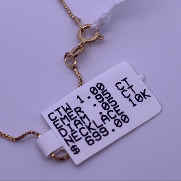 Gorgeous 10k gold necklace with centre Emerald stone - Picture 5 of 7